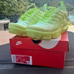 Nike women’s air Vapormax plus, size 9.5